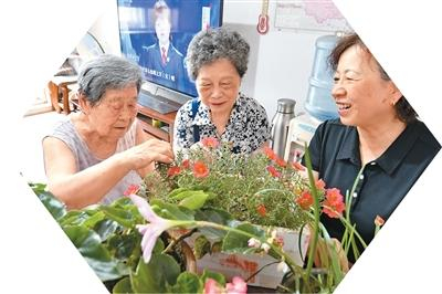 北京市丰台区东高地街道，退休老党员组成志愿服务队，来到社区独居老人家中看望陪伴。新华社记者 李欣摄