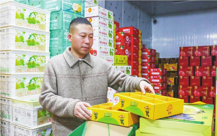 郑恩勇在东北新发地农产品供应链中心查看水果销售情况。 图片由受访者提供