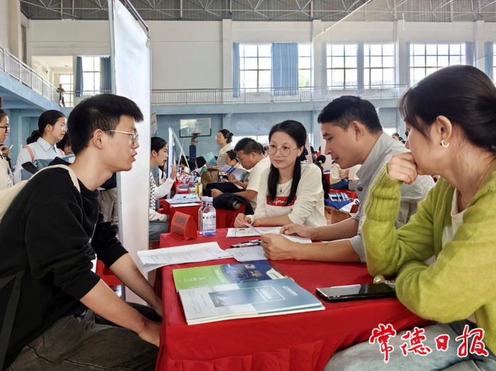 市财政支持就业创业，2021—2025年，市本级共拨付就业资金2.75亿元。图为高校毕业生专场招聘会。记者 姚懿容 摄