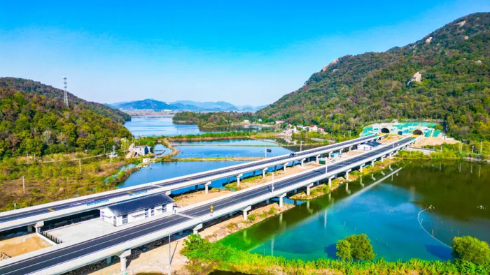 G4231南京至九江高速公路无为至安庆段。