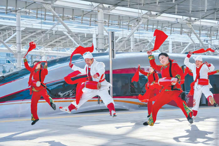 人们在延安站打起腰鼓，庆祝西延高铁开通。张黎芝摄