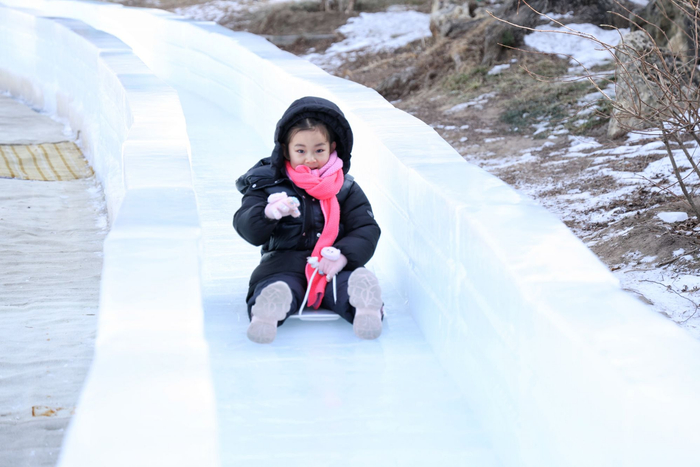 晶莹剔透的网红大型冰滑梯。新京报记者 薛珺 摄