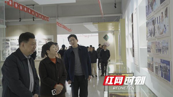 专家学者们一同参观长沙市雅礼书院中学学科创新教育展示馆。