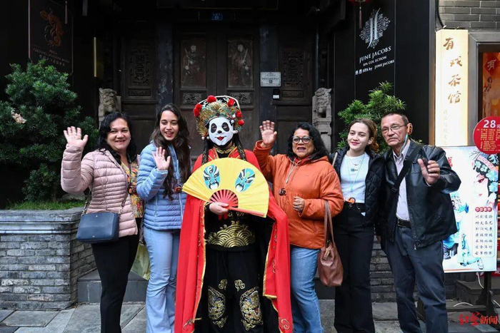 外国游客在宽窄巷子参观