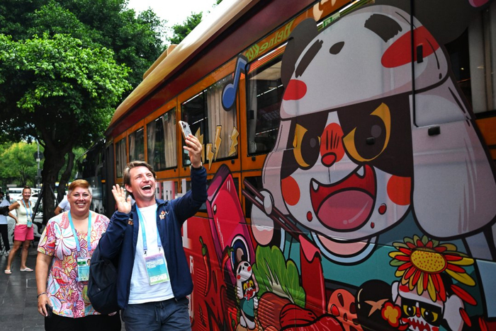 成都世运会运动员、裁判员体验火锅巴士