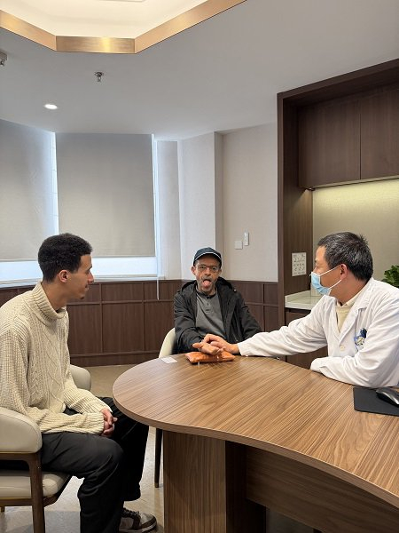 摩洛哥游客穆罕默德在留学生陪同下，体验针刺、火罐、艾灸等疗法