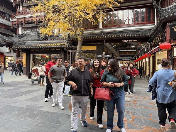 印度游客霍希代带着家人逛豫园 新民晚报记者 杨玉红 摄（下同）