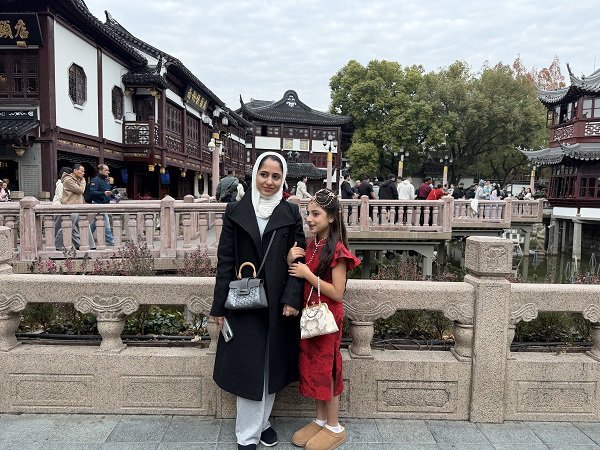 来自迪拜的沙伊玛正陪着女儿拍写真照