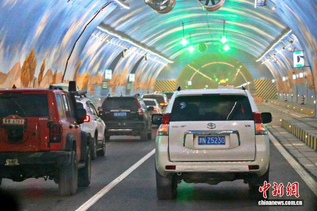 乌尉高速通车首日，车辆在天山胜利隧道穿行。苟继鹏 摄