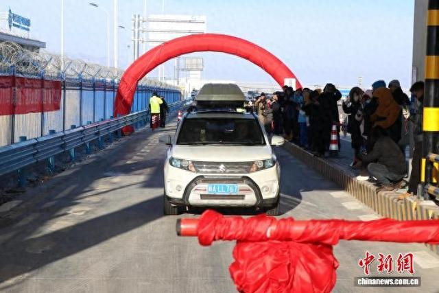 12月26日，G0711乌鲁木齐至尉犁高速公路建成通车。苟继鹏 摄