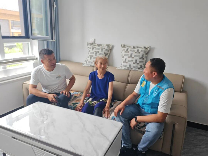 五家子村村干部入户调查民生需求/资料图。