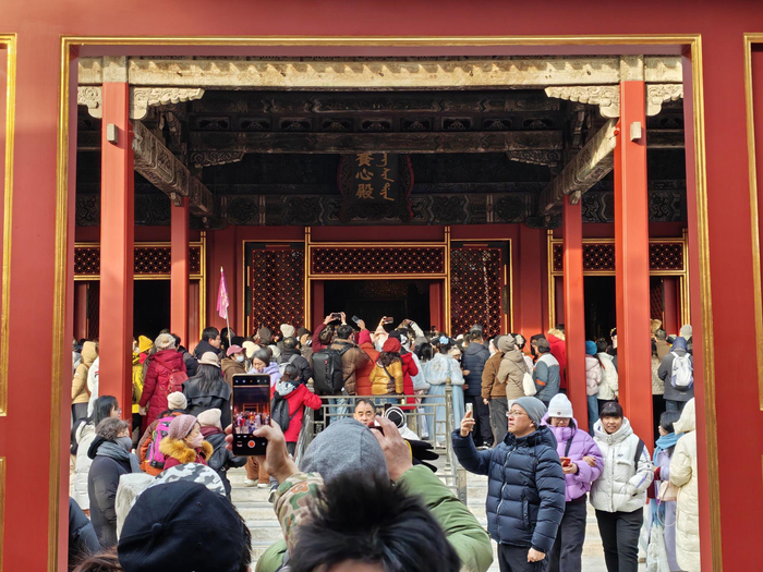 12月26日下午，不少游客前往故宫博物院养心殿打卡。新京报记者 王巍 摄
