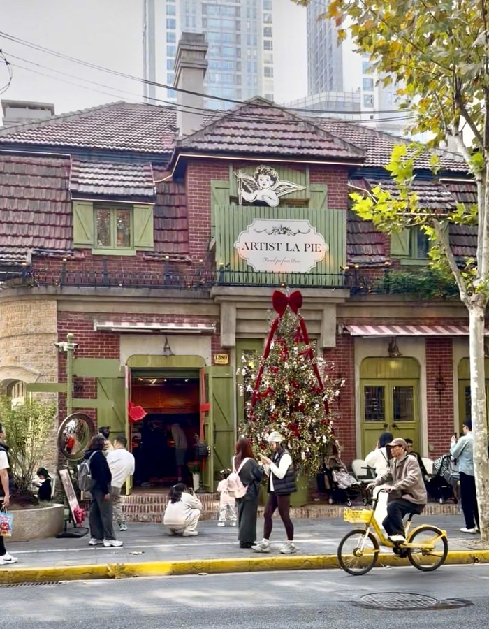 Artist La Pie法式烘焙坊店门外，总聚集着拍照打卡的人