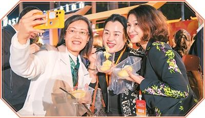 图为市民游客在“购在中国（广西站）暨广西丝路电商嘉年华”活动现场品尝东盟好物。