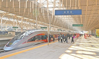 12月26日，西延高铁开通运营首日，首批乘客抵达延安站。本报记者 雷声摄