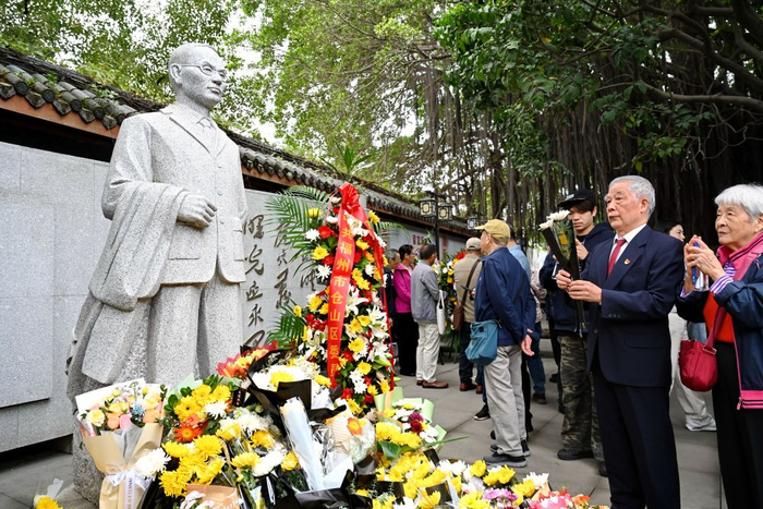 2025年11月6日，在福州市螺洲镇的吴石故居，人们向吴石雕像敬献鲜花表达敬意。新华社记者 林善传 摄