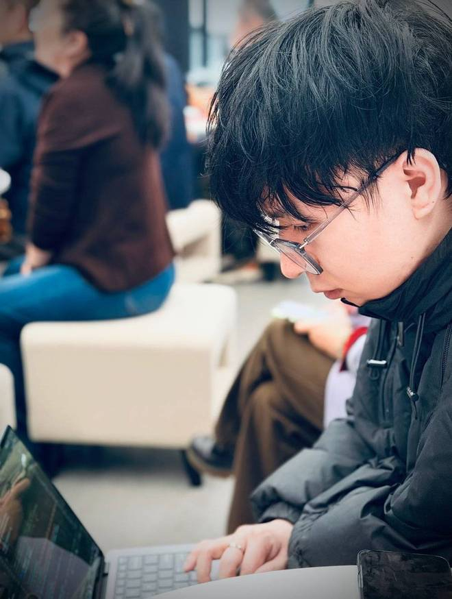 田洋在会议现场工作 图片由受访者提供