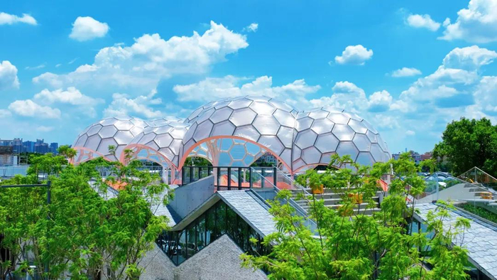 阳光下的一旧云公园。图/黄锦成、周龙凤