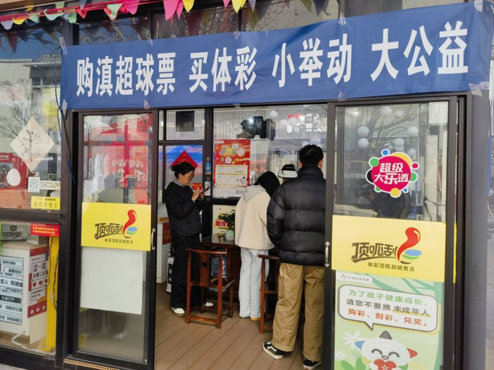 祥和商业广场站点购票现场。（丽江融媒记者 吕坤钊 摄）