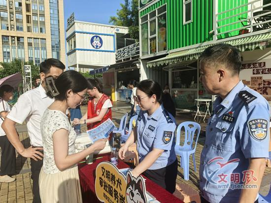 向群众宣传文明养犬知识。翔安区委文明办 供图