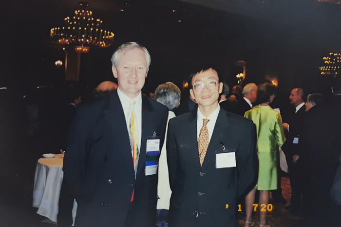 2001年，李曙光（右）参加伦敦国际破产协会年会，与时任国际破产协会主席尼尔·库珀合影