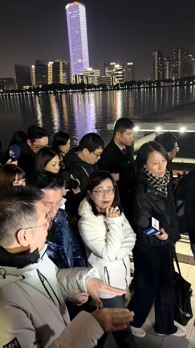​台北市副市长林奕华（白衣）参访徐汇滨江。（图源：上观新闻）