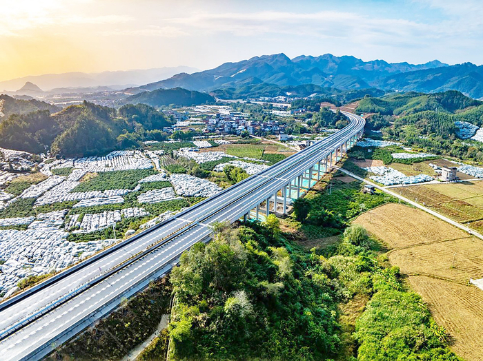 阳朔至荔浦公路（阳鹿路与贺巴路荔浦连线）蒲芦河大桥。（广西交通投资集团供图）