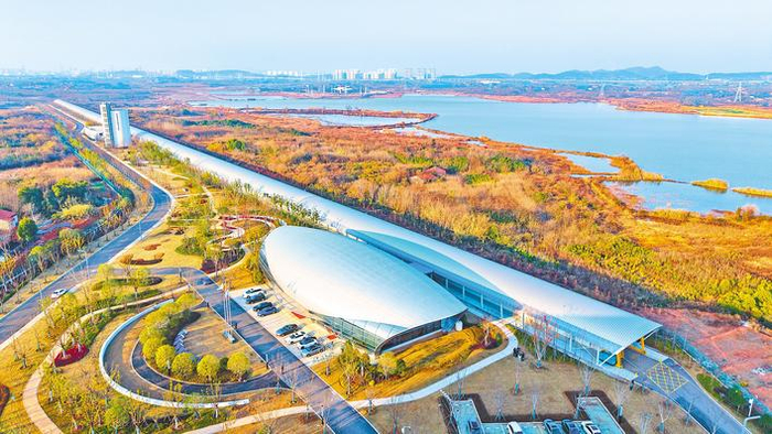 一公里长的测试线，被银色的顶棚整体覆盖，远远望去，如一条巨龙卧在牛山湖旁。（湖北日报全媒记者 魏铼 摄）