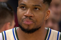 给机会是吧！字母哥发球五秒违例球权还给公牛