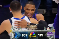 谁的青春再回首！威少赛后微笑着和克莱拥抱寒暄