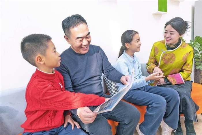     12月25日，袁玉婷（右一）和家人在一起重温红色故事。兵团日报常驻记者  李嘉成  摄