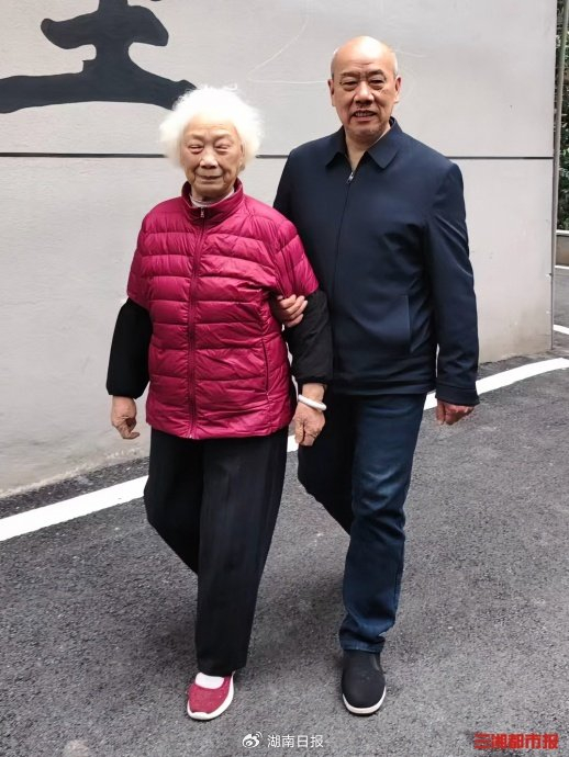 马泽良与母亲散步。受访者 供图​