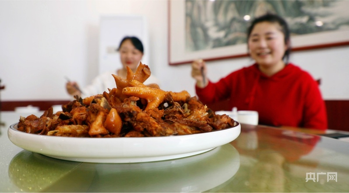 和树婷与朋友聚餐点的新泰炒鸡（央广网记者  唐磊  摄）