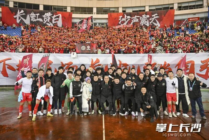 12月24日晚，“湘超”长沙队与大湾区湖南人队友谊赛