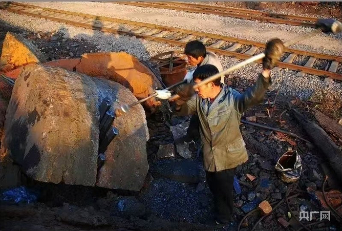 老一辈羊流人劈铁时的场景（央广网发  图源：书籍《初心启众》）