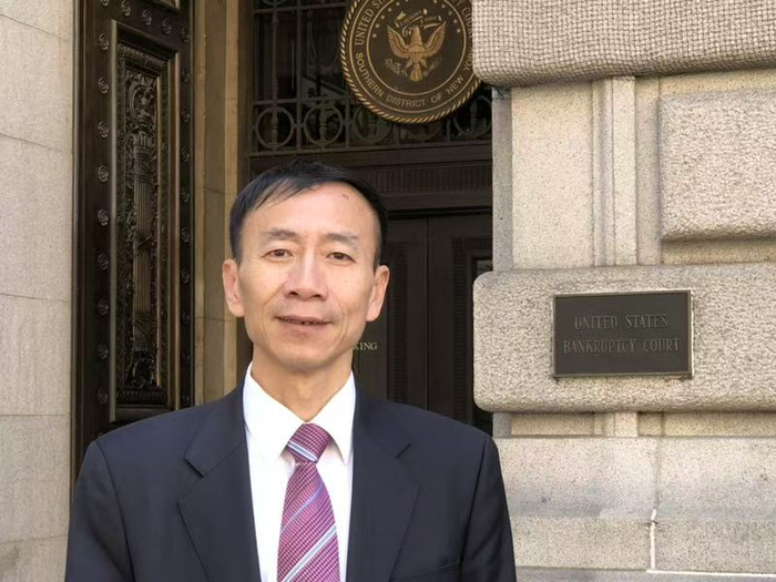 2018年，李曙光在纽约南区美国联邦破产法院门前