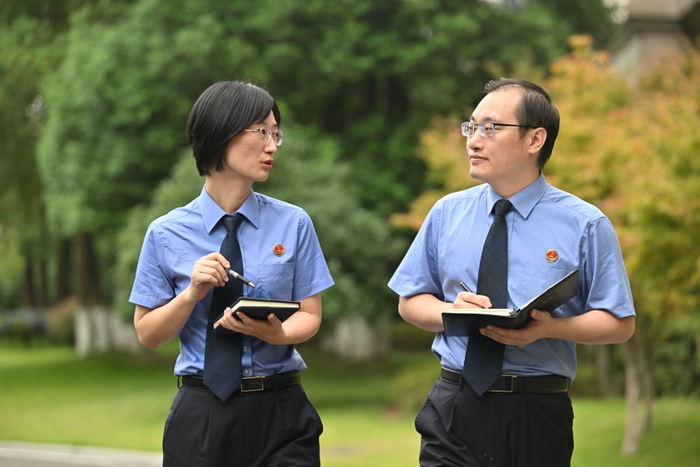 　　9月1日，重庆检察未成年人保护工作团队代表孙文静（左）和吴波在讨论案件。新华社发（刘力 摄）