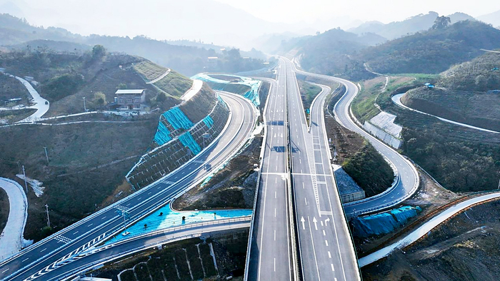     全州至容县高速公路（平乐至昭平段）。 （广西中交平昭投资有限公司供图）