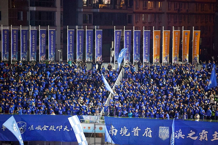   昆明主场球迷组成“蓝色海洋”（12月27日摄）。新华网发（杨桢宇 摄）