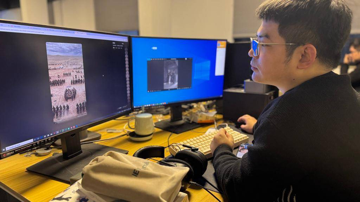 12月24日，横店一家影视公司后期制作工作室内，视觉人员正在借助AI进行短剧的后期制作。新华社记者段菁菁 摄