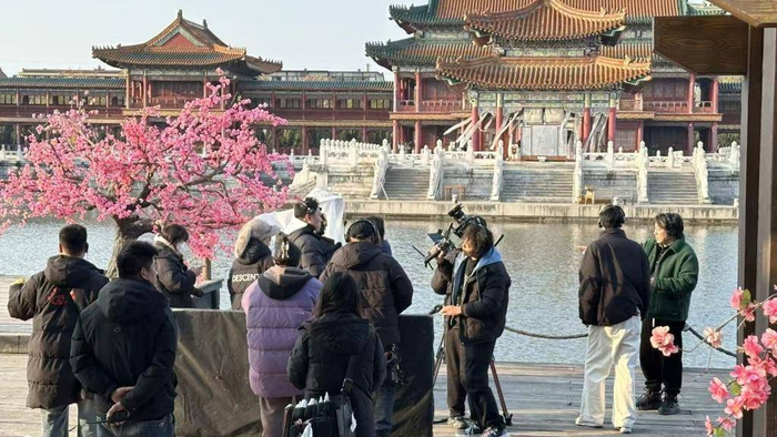 12月25日，横店华夏文化园拍摄基地内的短剧拍摄现场。新华社记者刘梓漪 摄