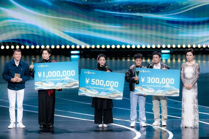 吉胡（左二）获得四川省第二届原创歌曲综合一等奖（图据受访者）