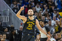 神来之笔！库里冲抢前场篮板 顺势出手打进还要加罚