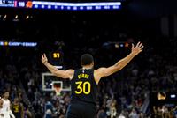 库里飙中三分后自己被带倒 裁判没响哨&amp;自己起身奋力回防