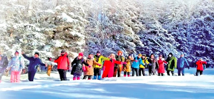 游客在新疆阿勒泰喀纳斯玩雪 中国旅游报记者 陈晨 摄