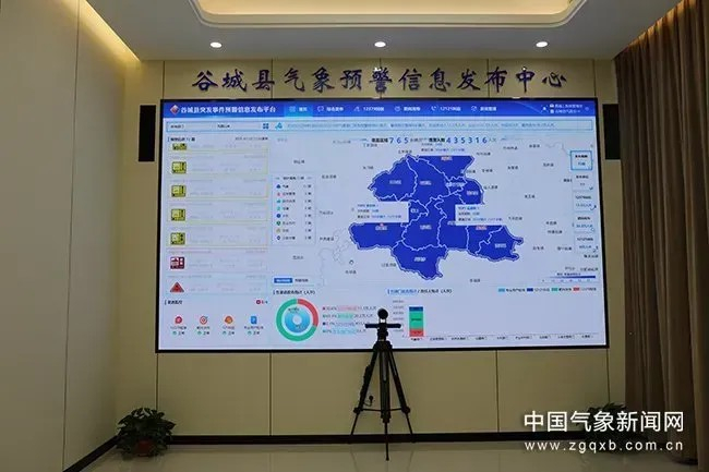 在谷城县气象预警信息发布中心，气象工作者运用精准靶向预警发布平台及时发布预警信号、临灾警报。唐悦 摄影