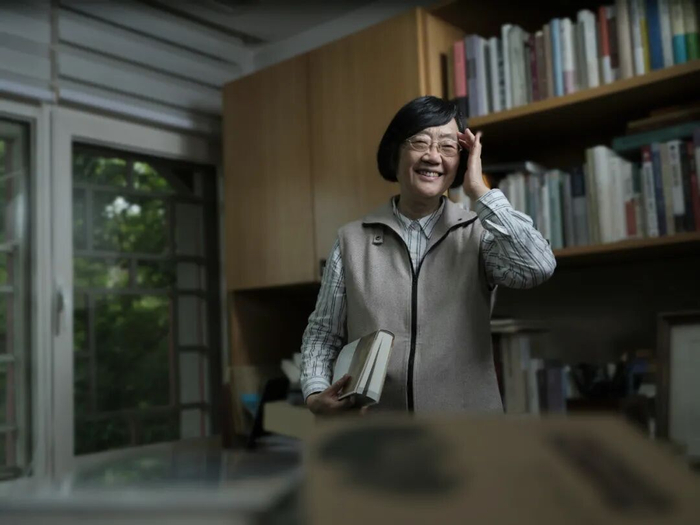 2025年，邓小南在北大静园二院办公室。