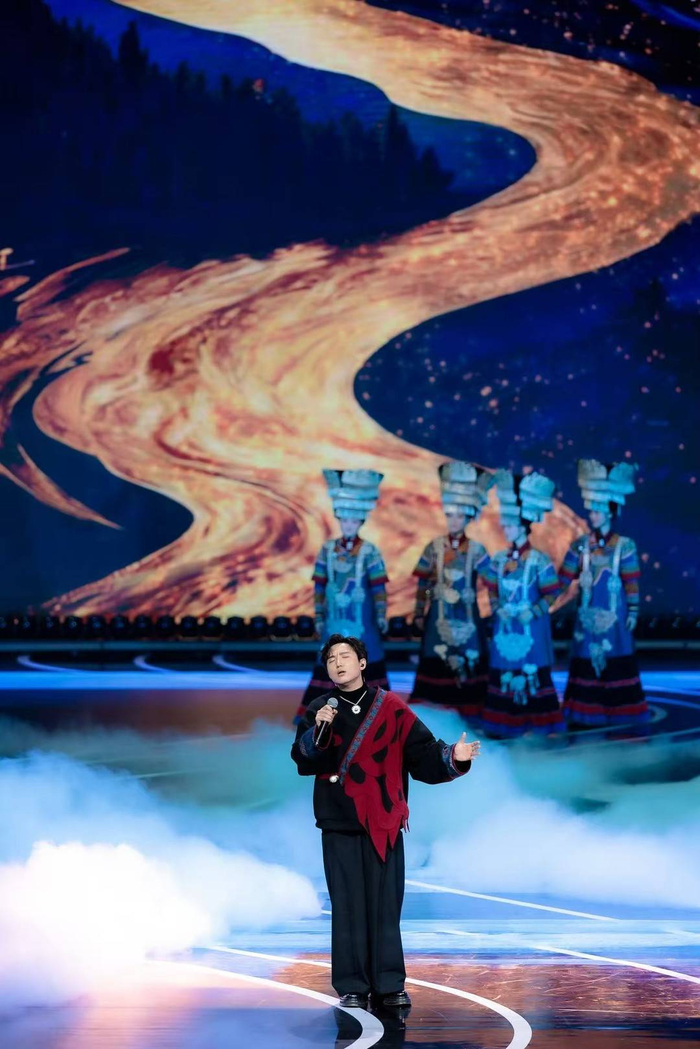 吉胡在2026四川省新年音乐会暨第二届原创歌曲盛典上演唱（图据受访者）