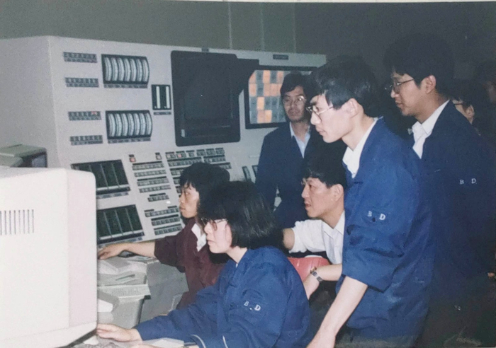 图为1993年试验人员在集控室情景