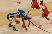 全责💀追梦准备给库里掩护 没交流好追尾从库里身上飞出去了